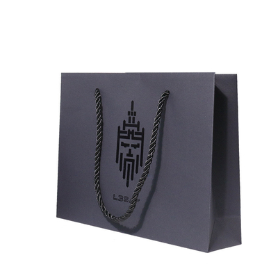 acheter A annoncé les sacs de transporteur de papier noirs imprimés de tailles avec la tache Logo Twisted Handles UV online manufacture