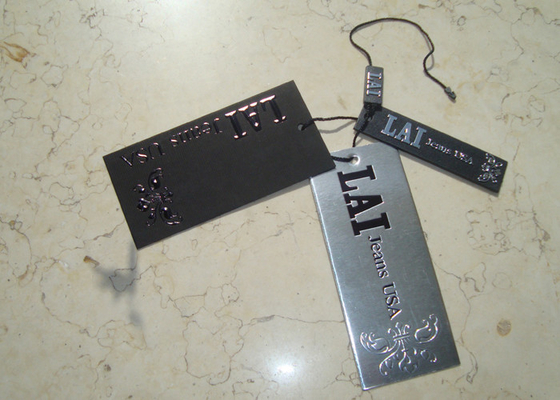 acheter Les labels faits sur commande de luxe Hang Tags Printing Emboss Black d'habillement déjouent emboutissant le logo online manufacture