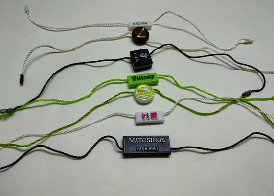 acheter L'oscillation faite sur commande étiquette le produit en plastique Hang Tags Holders Suppliers de cintres en plastique d'étiquette online manufacture