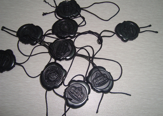 acheter Les étiquettes accrochantes en plastique faites sur commande ont gravé les étiquettes en plastique noires de nom avec de la ficelle de serrure de boucle online manufacture