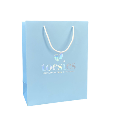 Un bon prix. Le transporteur de papier bleu de luxe imprimé met en sac l'emballage de vêtement avec le logo d'hologramme en ligne