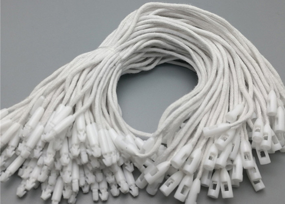 Un bon prix. Fabricant courant noir de Hang Tag With Bullet Clasp de Clohting de ficelle en plastique blanche d'étiquette en ligne