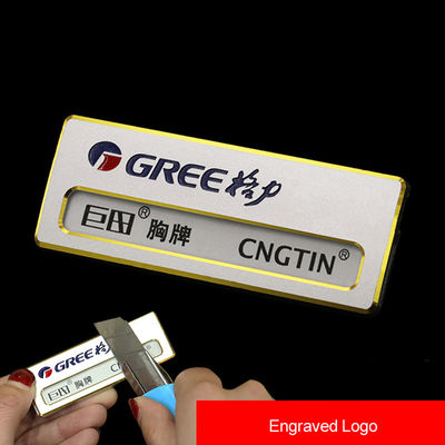 Un bon prix. Étiquettes de nom gravées sur mesure Magnétique avec remplissage de couleur du logo Emblèmes de nom métalliques réutilisables en ligne