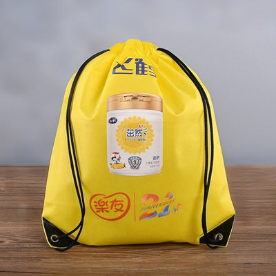 Un bon prix. Sac à dos à cordes de marque imprimé non tissé noir sac à cadeaux pour les événements en ligne