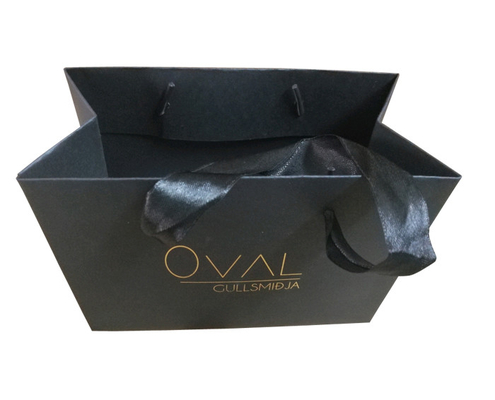 Un bon prix. Emballage en ligne de bijoux de petits sacs en papier noirs faits sur commande avec le logo de feuille d'or en ligne