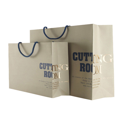Un bon prix. Les marchandises réutilisées faites sur commande de papier de Brown mettent en sac la vente en gros avec le logo de feuille d'or en ligne