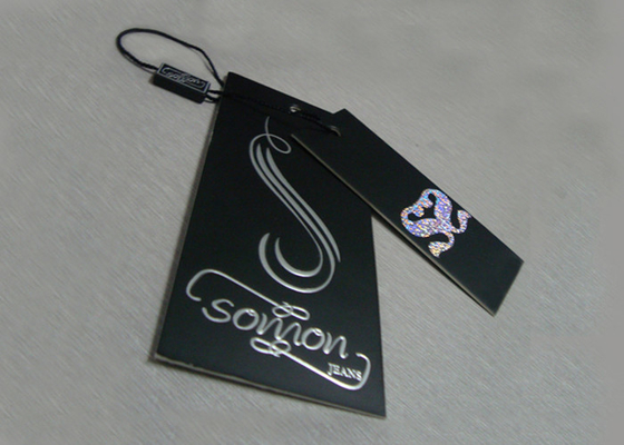 Un bon prix. Le papier de luxe fait sur commande Hang Tags For Clothing Brand gravent l'aluminium en refief argenté Logo Plastic Tags en ligne