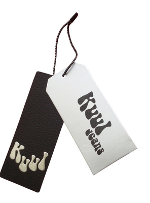 Un bon prix. A annoncé l'étiquette de papier de marque sur les jeans bon marché Hang Tags Glossy Lamination de vêtements en ligne