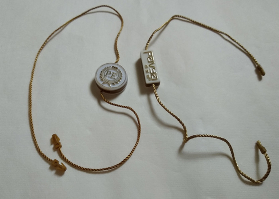 Un bon prix. Étiquettes en plastique faites sur commande de Hang Tags Brand Name Swing pour la double ficelle d'extrémités de vêtements en ligne