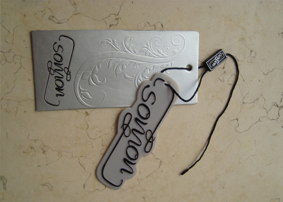 Un bon prix. Étiquettes argentées faites sur commande de vêtement et oscillation en plastique Hang Tags Manufacturers de labels en ligne