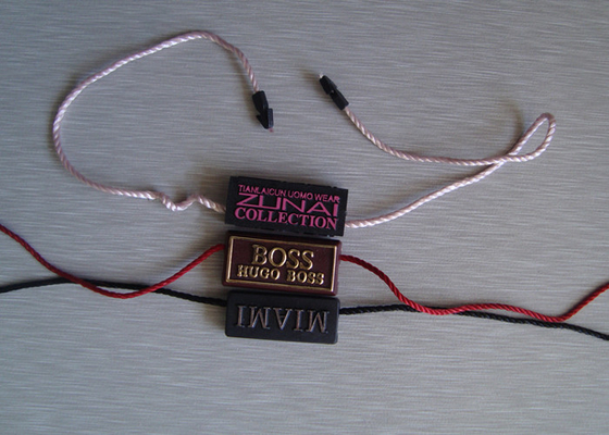 Un bon prix. Individu fermant à clef les étiquettes en plastique de nom de vêtement de cintres de Hang Tags Fastener Plastic Tag de joint en ligne