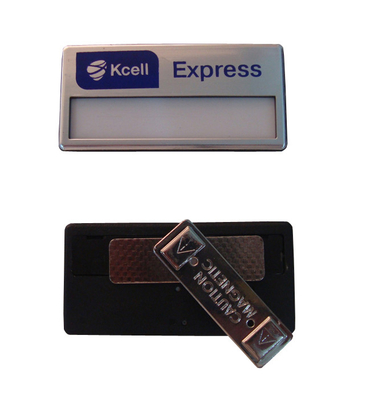 Un bon prix. Étiquette de nom magnétique argentée personnalisée étiquette durable et réutilisable avec logo et fenêtre d'insertion en ligne