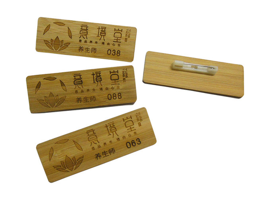 La goupille de sécurité a personnalisé les badges nominatifs magnétiques en bois gravés par coutume d'étiquettes de nom