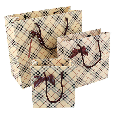 Un bon prix. Vente en gros biodégradable imprimée faite sur commande de sacs de transporteur de papier avec le Bowknot en ligne